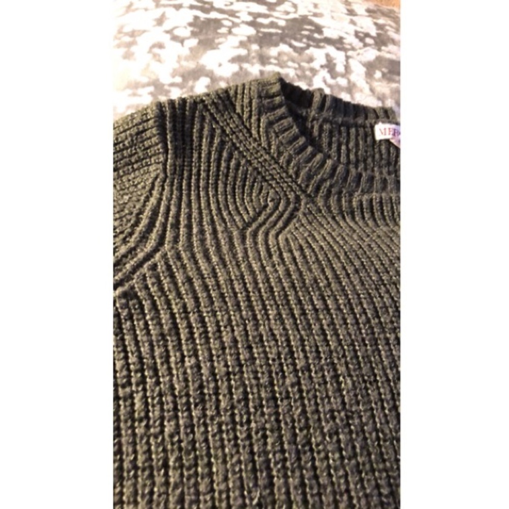 Green sweater - Picture 2 of 2